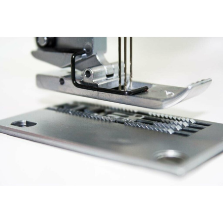 Распошивальная машина Janome CoverPro 7